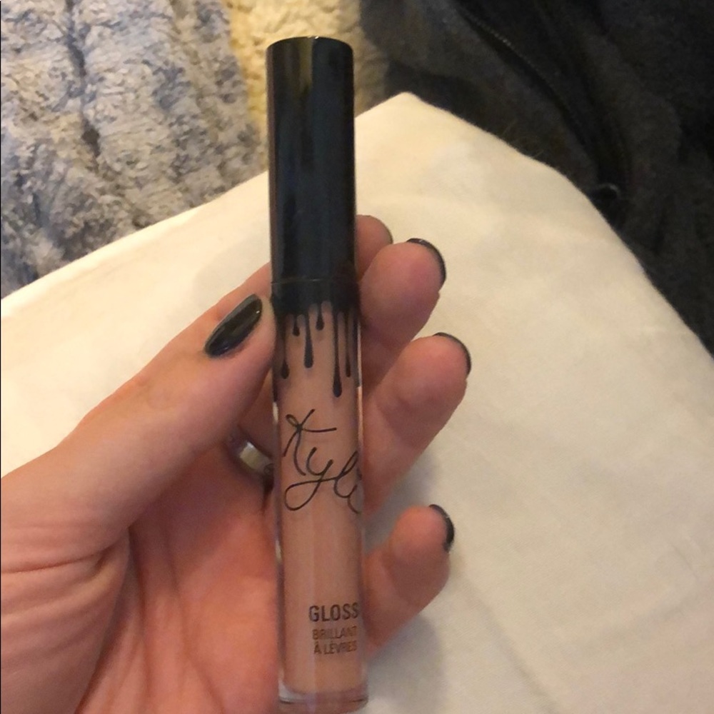 kylie lip gloss in so cute